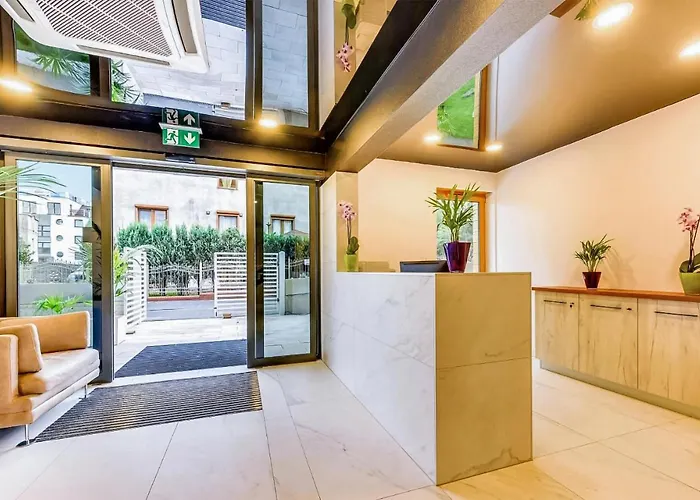 2 Bedroom Gorgeous In Apartament *